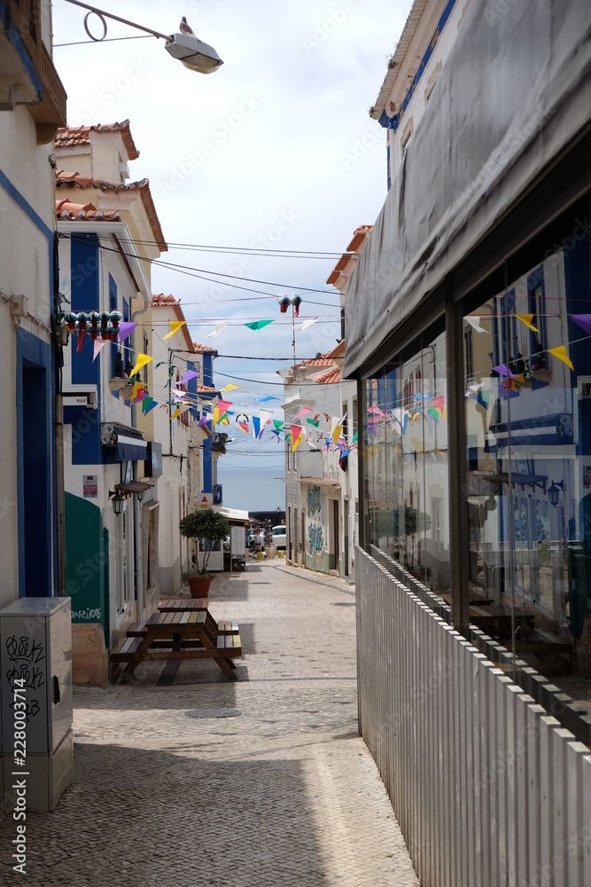Portugal Urlaub Sommer Straßenbummel Gassen blau