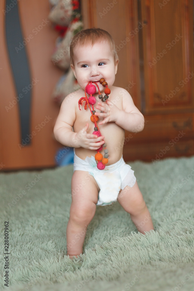 udstrømning tildeling Beskrivelse Cute adorable newborn baby of 3 moths with diapers. Hapy tiny little girl  or boy looking at the camera. Dry and healthy body and skin for children  concept. Baby nursery Stock Photo 