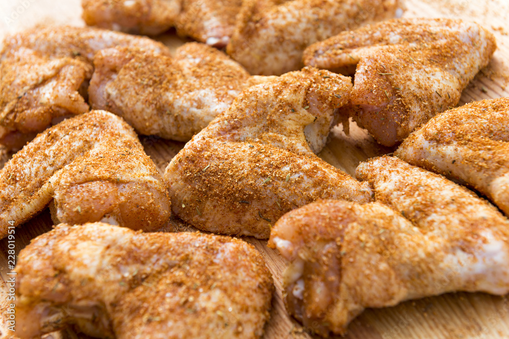 Flavor the chicken wings with spices and aromas