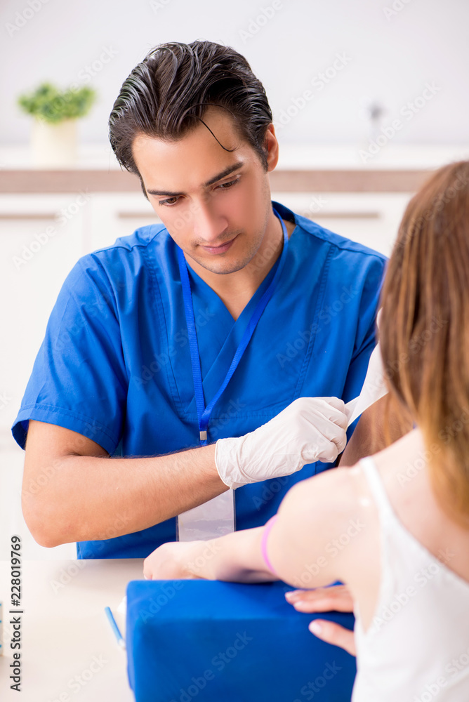 Obraz premium Young patient during blood test sampling procedure