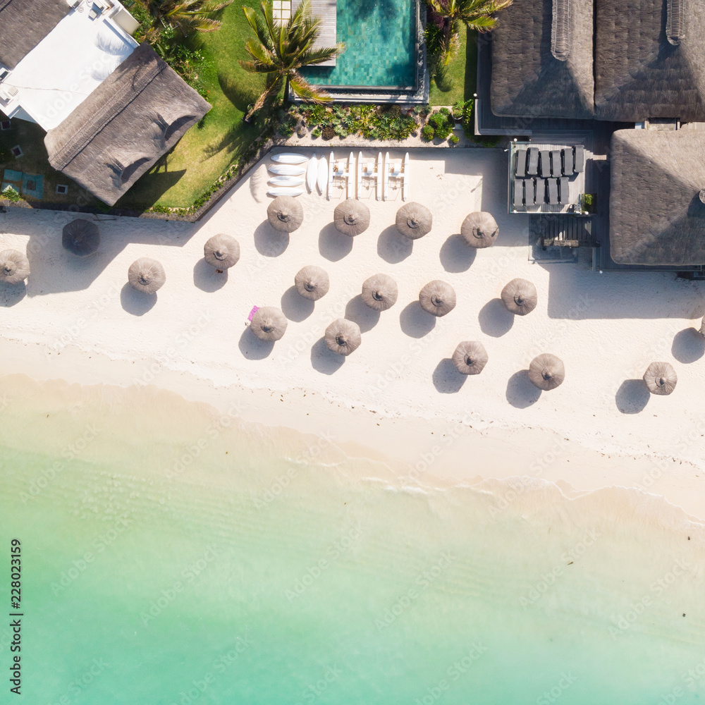 Φωτογραφία Aerial view of beautiful tropical beach front hotel resort with swimming pool, palm leaves umbrellas and turquoise sea