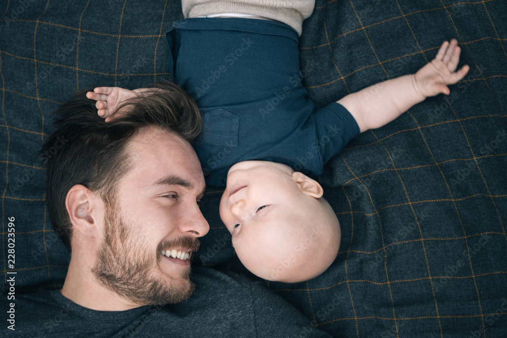 Φωτογραφία Happy father and his baby son top view