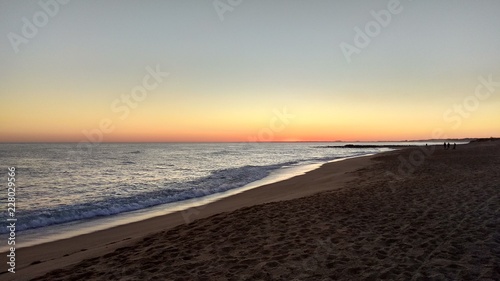 mas arena oscura y mar