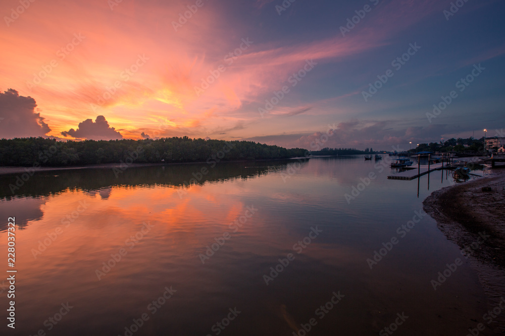 Colorful background, morning light, waterfront community, wallpaper view of the sky close, natural beauty without the need for flavors, fresh air and refreshing.