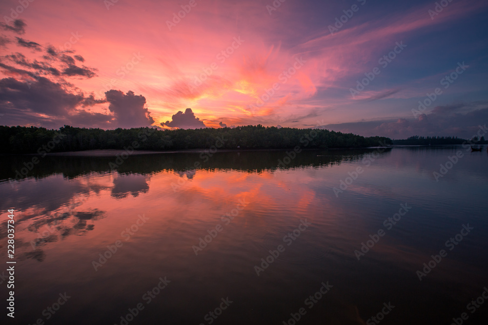 Naklejka premium Colorful background, morning light, waterfront community, wallpaper view of the sky close, natural beauty without the need for flavors, fresh air and refreshing.