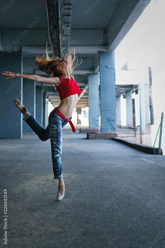overdraw fyrretræ skitse Ballerina dancing in jeans, t-shirt and pointe. Street performance. Modern  ballet. Slim girl jumping on tiptoe. Red hair fly. Stock Photo | Adobe Stock