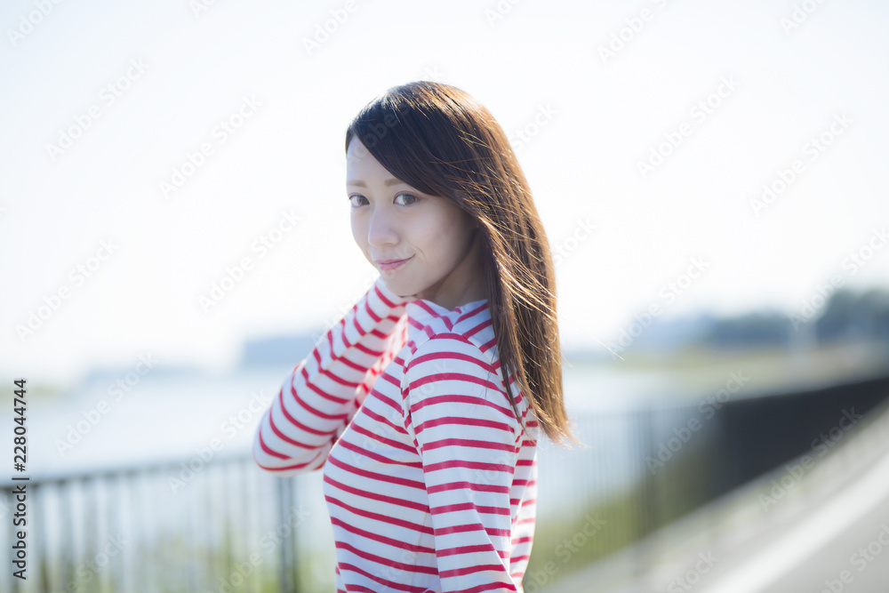 女性・見つめる 女性・見つめる