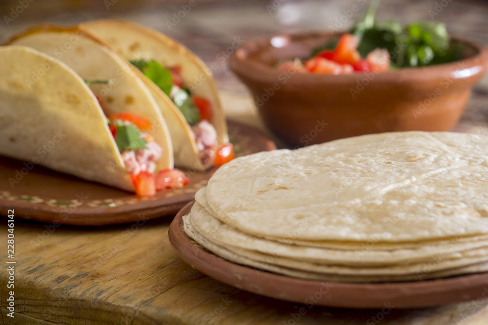 Foto de Tortilla de harina de trigo tacos mexicanos jitomate cebolla