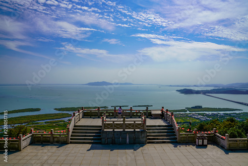 Looking at the distant scenery on the edge of Taihu Lake