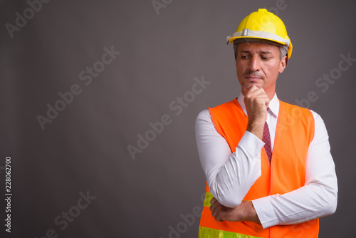 Cuadro en lienzo Portrait of man construction worker against gray background