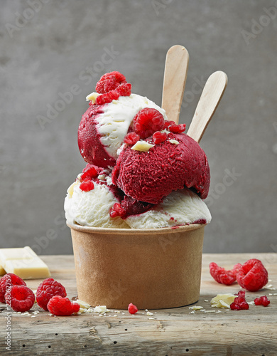 Obraz na płótnie white chocolate and raspberry ice cream