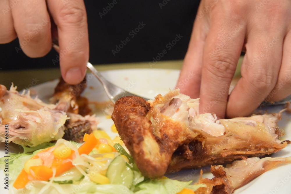 Gebratenes Hühnchen mit den Fingern gegessen