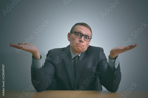 Cuadro en lienzo Guilty businessman justifies himself with a shrug and doesn’t know what to say