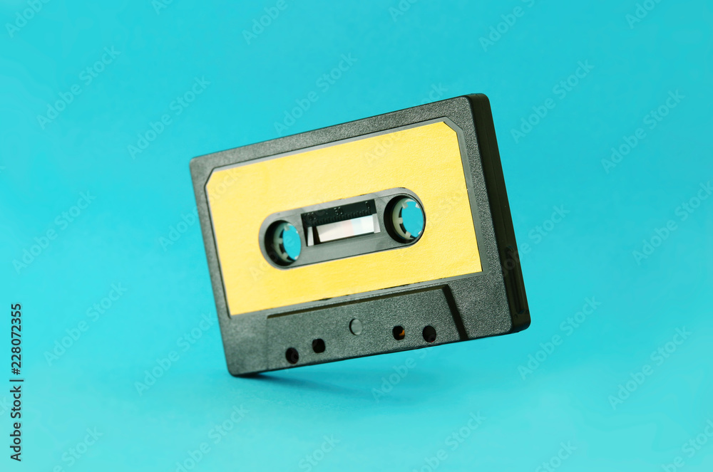 Fototapeta premium Retro kaseta magnetofonowa na niebieskim tle. widok z góry. skopiuj miejsce.