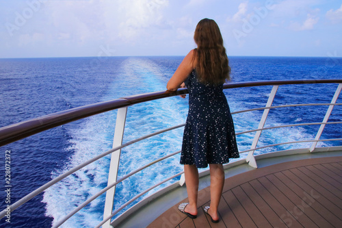 Eine Frau schaut von einem Kreuzfahrtschiff auf das Meer  © Ina Meer Sommer