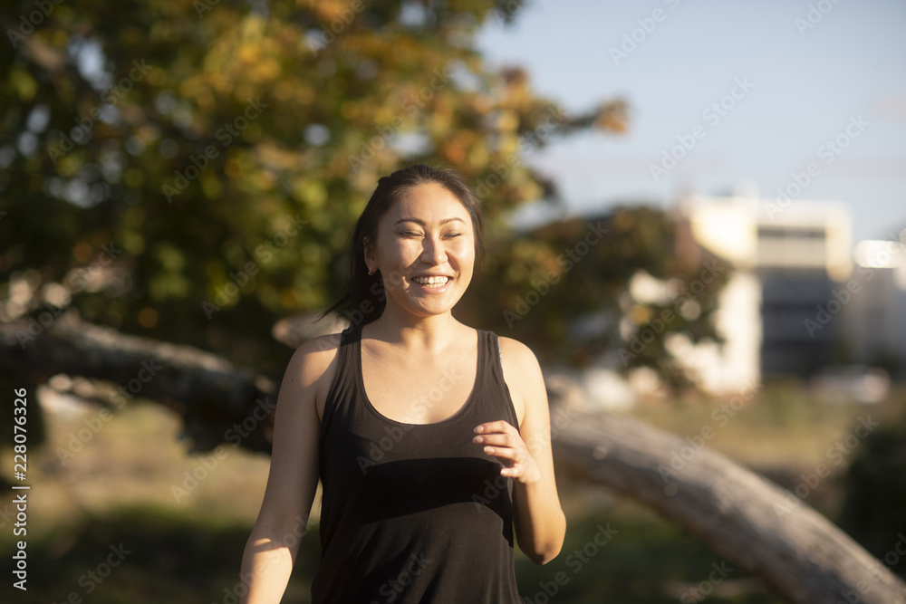 Junge Frau, Asiatin, joggt im Sommer Junge Frau, Asiatin, joggt im Sommer