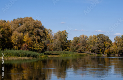 Осенний вид на реку