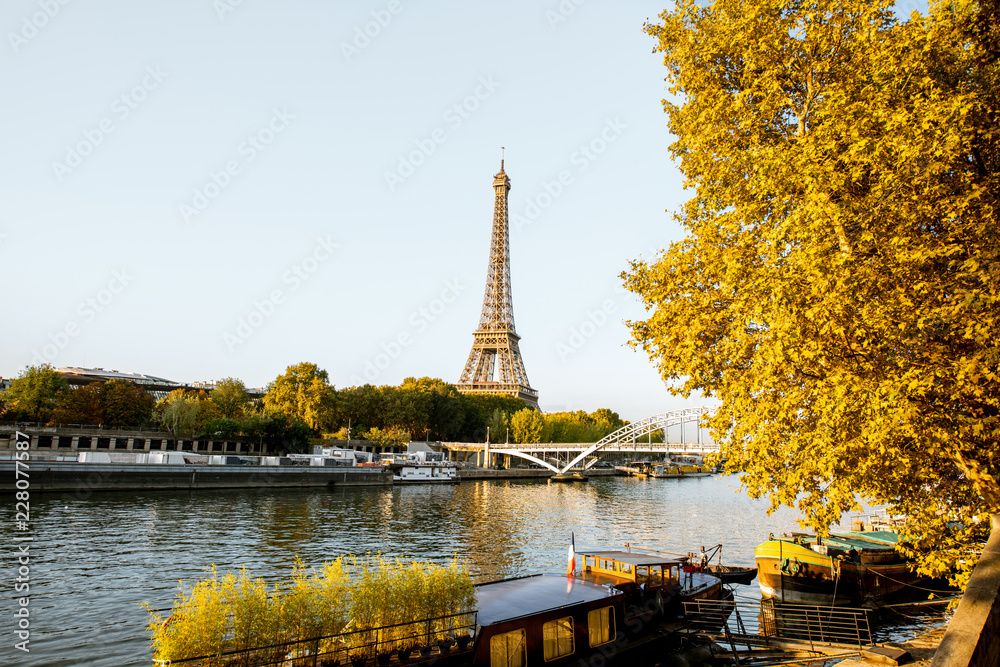 Obraz premium Landscape view of the riverside with Eiffel tower during the morning light in Paris