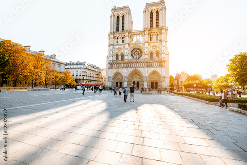 Widok na słynnej katedrze Notre-Dame i placu podczas porannego światła w Paryżu, Francja