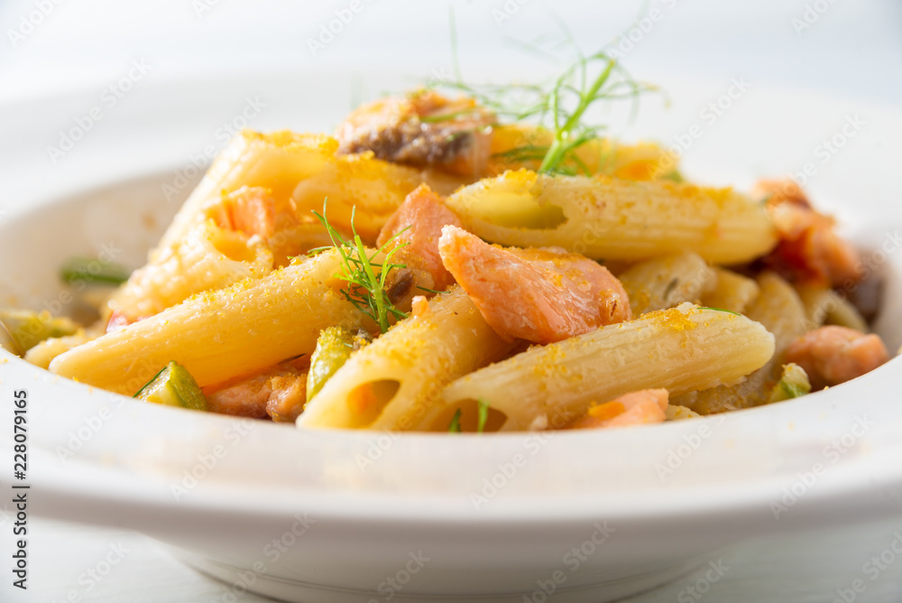 Piatto di penne con salmone, zucchine e bottarga Piatto di penne con salmone, zucchine e bottarga
