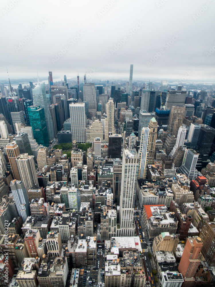 Fototapeta premium Aerial view of Manhattan skyscraper from Empire state building observation deck