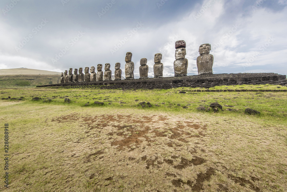 Veduta grandangolare dei 15 moai di Tongariki