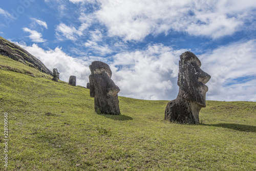 Coppia di moai interrati sul vulcano spento Rano Raraku