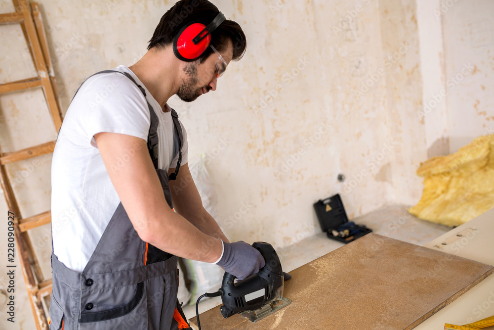 Skillful handyman makes carpentry work look easy
