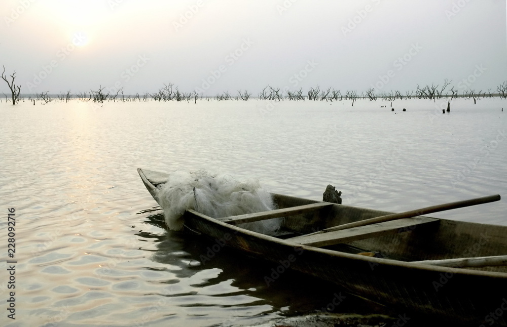 Barque de pêche au bord du lac, couché du soleil, Burkina Faso, Afrique