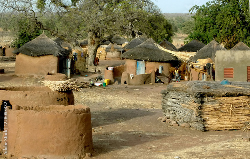 Village traditionnel, maison en terre et toit de paille ou d'herbes, Burkina Faso, Afrique photo