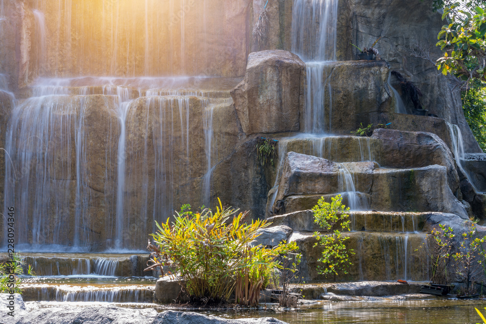 Fototapeta Wodospad w ogrodzie w parku publicznym