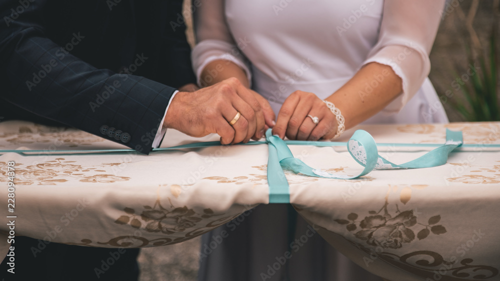 Obraz premium Wedding Hands opening present
