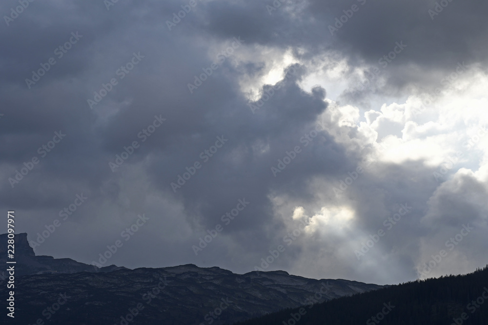 wolkenlandschaft über dem gottesacker im kleinwalsertal