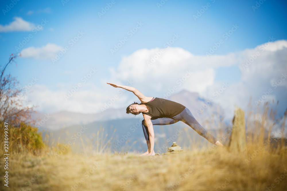 Yoga nel parco. Giovane ragazza pratica yoga all'aperto. Yoga nel parco. Giovane ragazza pratica yoga all'aperto.