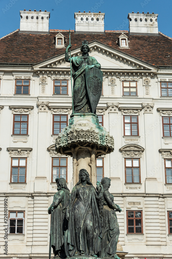 Zur Suche springen
Der Austriabrunnen auf der Wiener Freyung
Zur Suche springen
Der Austriabrunnen auf der Wiener Freyung