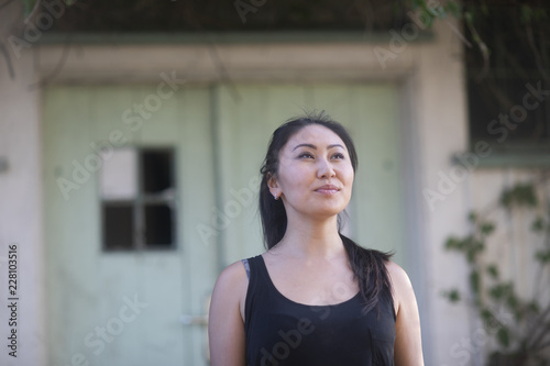 Junge Frau vor Holzwand Free Download Junge Frau vor Holzwand - GFXLoad
