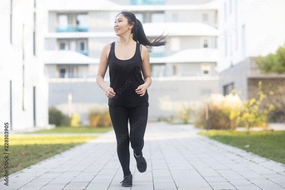 Junge Frau joggt Junge Frau joggt