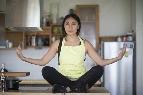 Junge Frau macht Yoga zuhause