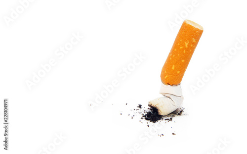 Zigarette ausgedrückt auf weiß isoliert - Konzept "Die letzte Zigarette"