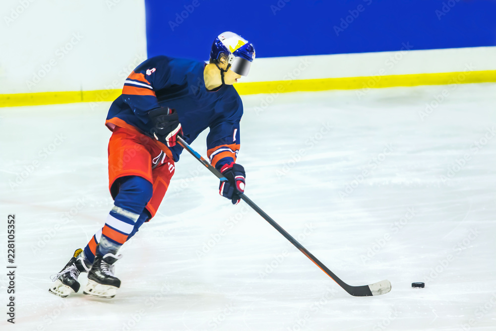 Obraz premium ice hockey player with puck on the ice