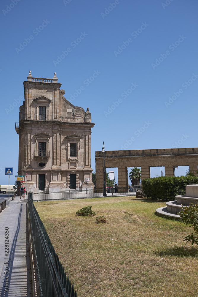 Obraz premium Palermo, Italy - September 08, 2018 : View of Porta Felice gate
