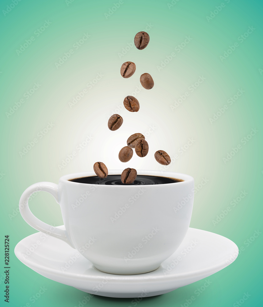 Obraz premium coffee beans falling into cup