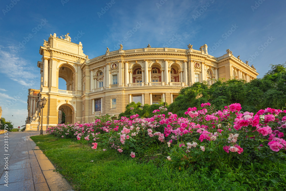 Obraz premium Theatrical Sunshine: Odessa Opera House in Morning Glow