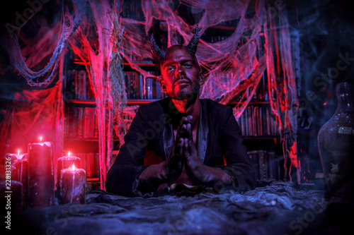 Foto dark lair of evil