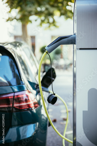 Elektroauto wird bei E-Ladestation aufgeladen photo