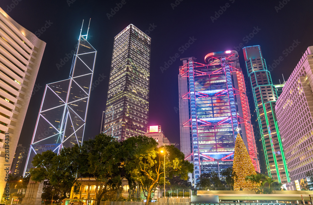 Obraz premium Budynki wokół Placu Statuy w Hongkongu w nocy