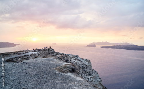 Sch  ner Sonnenuntergang mit Blick auf das Meer und Inseln von einer K  ste aus 