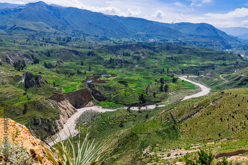 Blick auf den Fluss Rio Colca und Terrassenfelder in den Anden von Peru