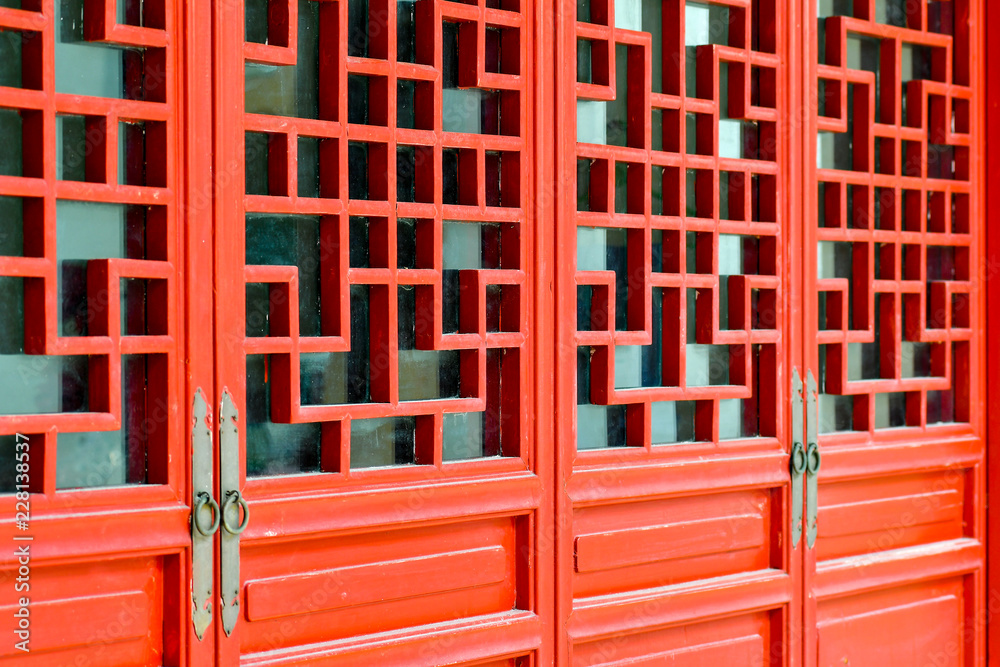 Obraz premium Oriental red door