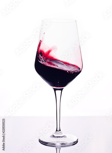 Copa de vino tinto sobre fondo blanco